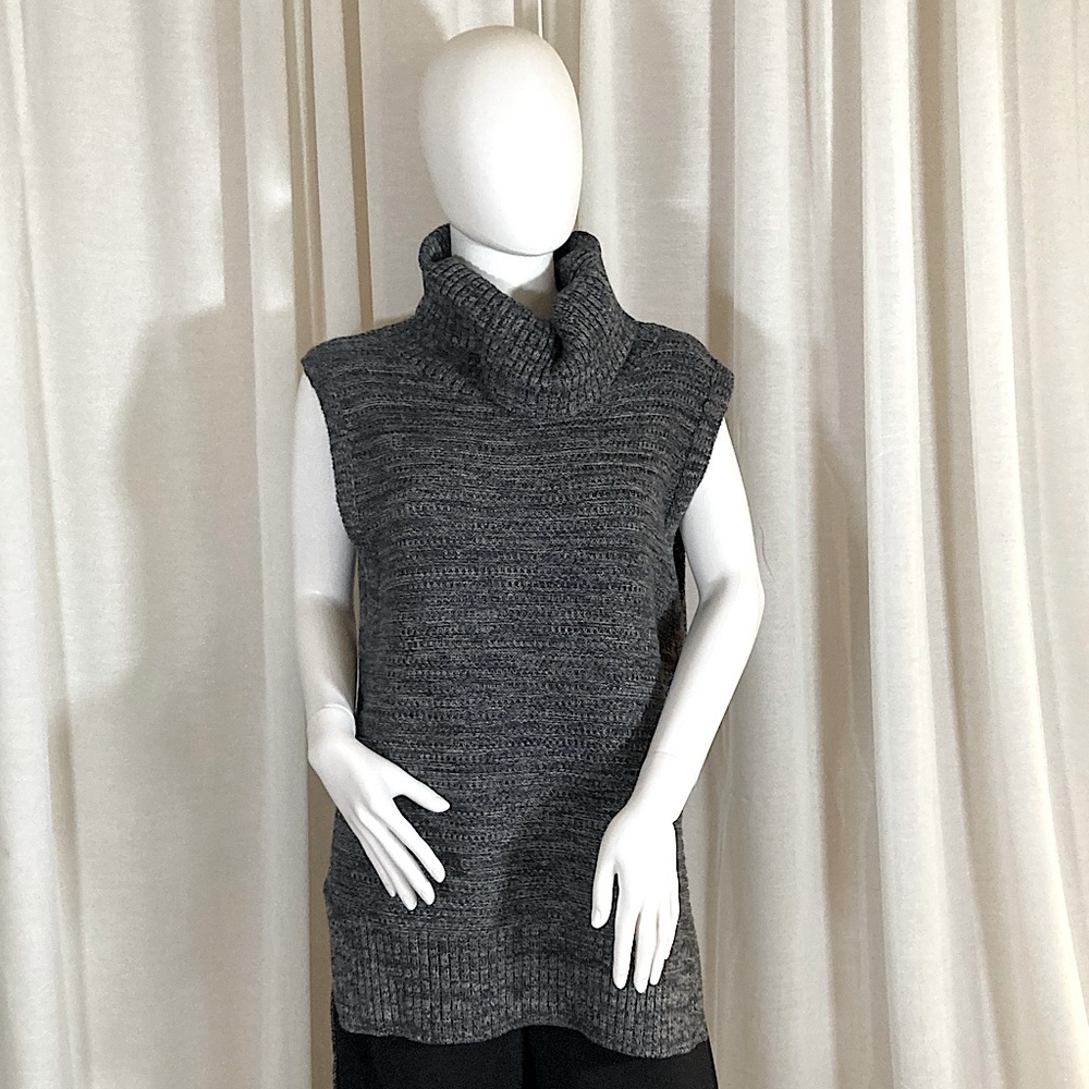 Banana Republic Gray Sleeveless Knit Turtleneck - Large